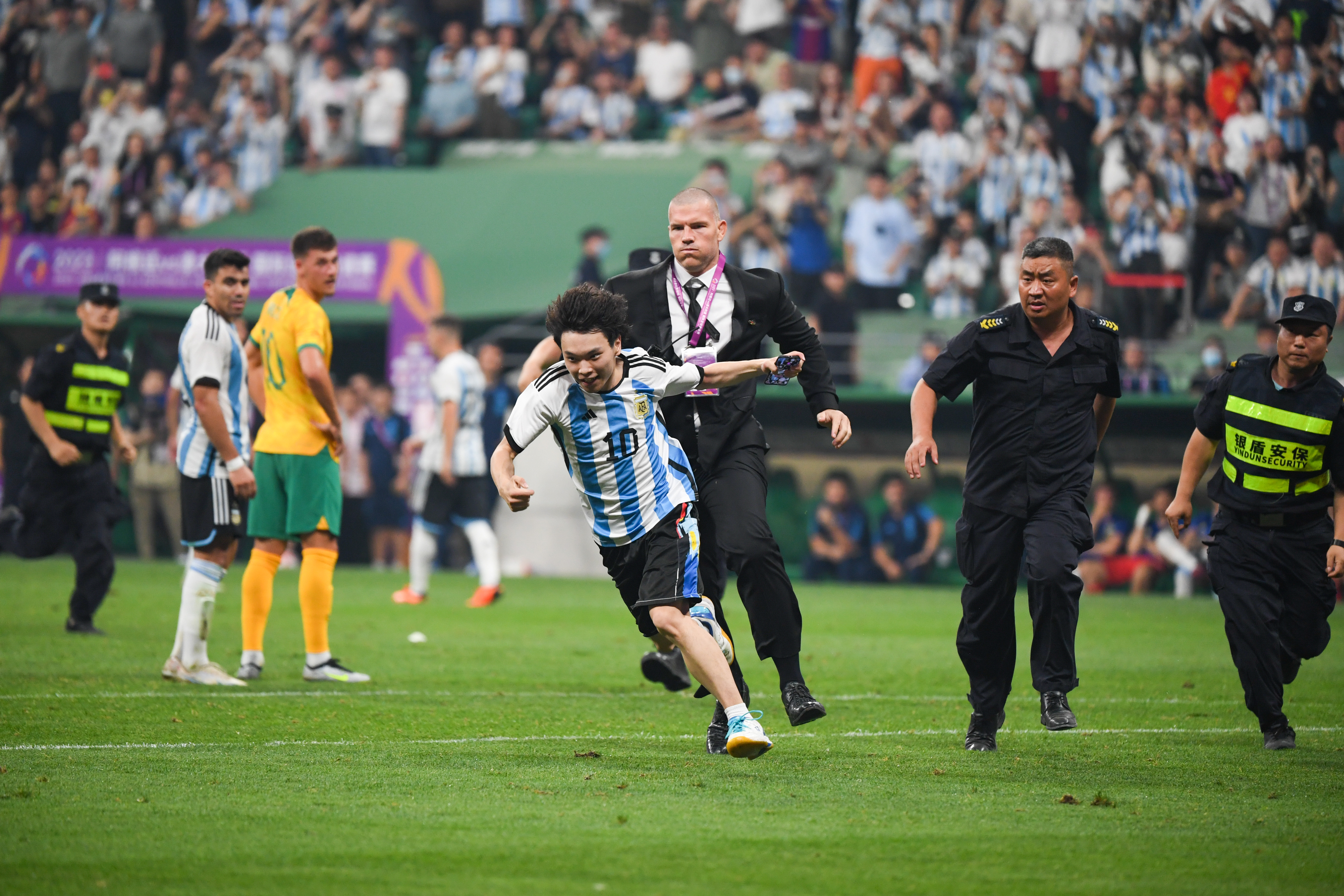 高水平的足球赛事让球迷们沉浸在激烈角逐中